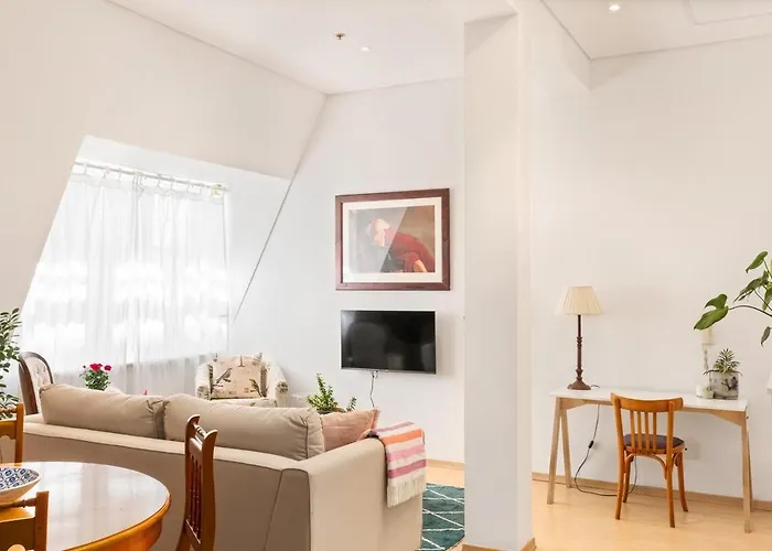 Spacious & Light, City Centre Free Parking Ac