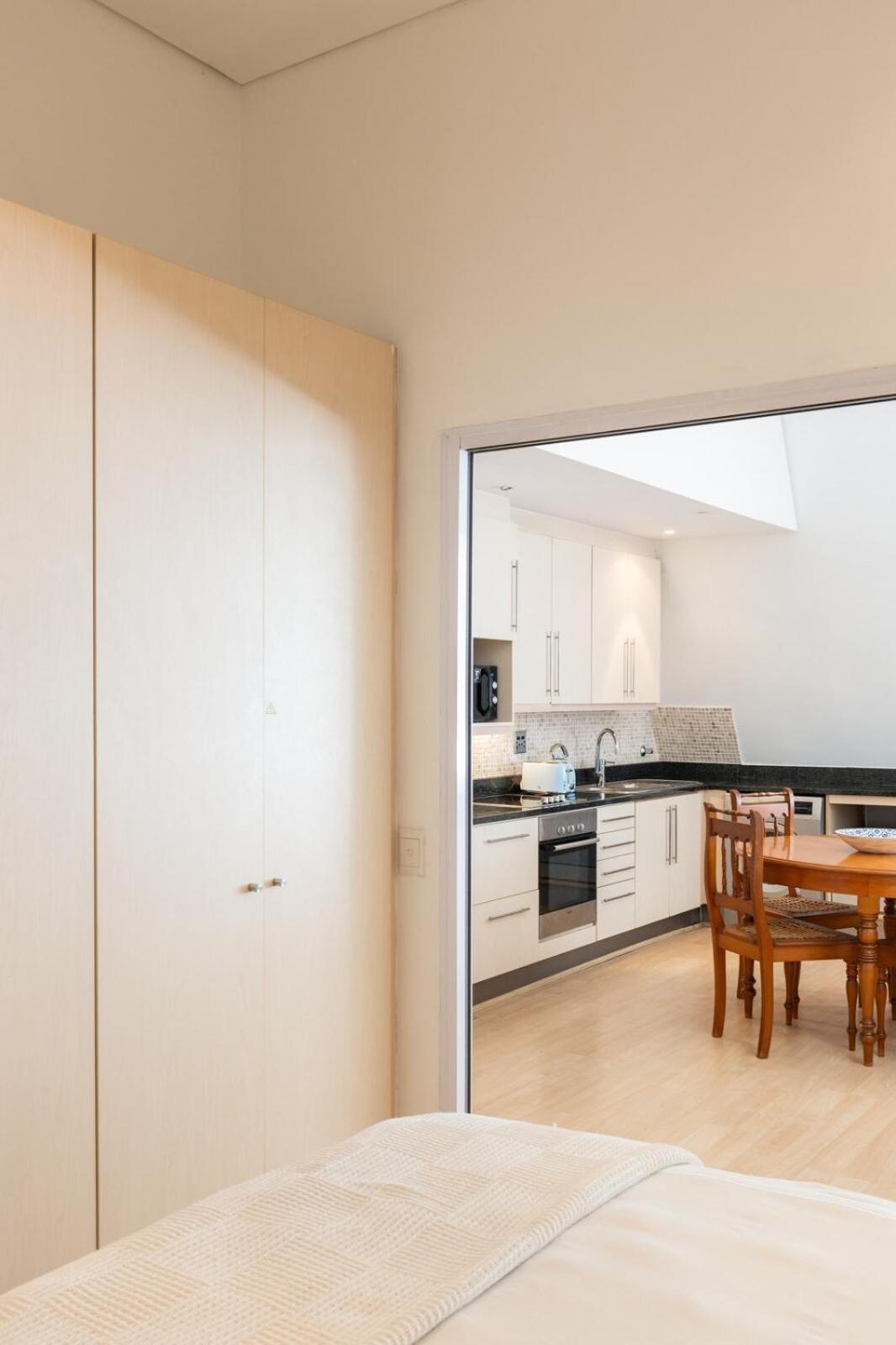 Spacious & Light, Centre Free Parking Ac Cape Town